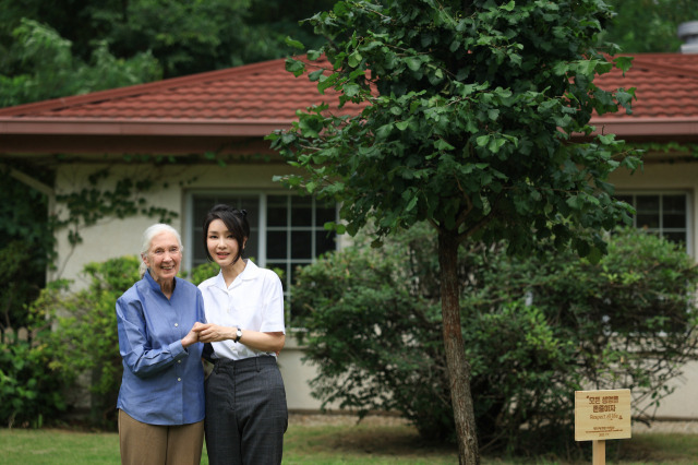 윤석열 대통령 부인 김건희 여사와 세계적인 영장류학자이자 환경운동가인 제인 구달 박사가 7일 서울 용산어린이정원 내 어린이 환경·생태 교육관 예정지에서 산사나무로 기념식수한 뒤 기념촬영을 하고 있다./연합뉴스