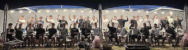 서울중앙지검 강력범죄수사부가 채증해 지난 6월 공개한 사진. 2022년 7월 전국 조폭 모임에서 포즈를 취하고 있는 조직원들 ⓒ서울중앙지검 제공