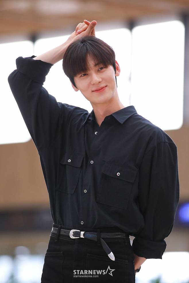 출국하는 황민현