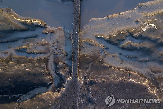 저수지에 수몰돼 있다가 극심한 가뭄에 지난 4일(현지시간) 모습을 드러낸 우루과이의 다리  [AP 연합뉴스 자료사진. 재판매 및 DB 금지]