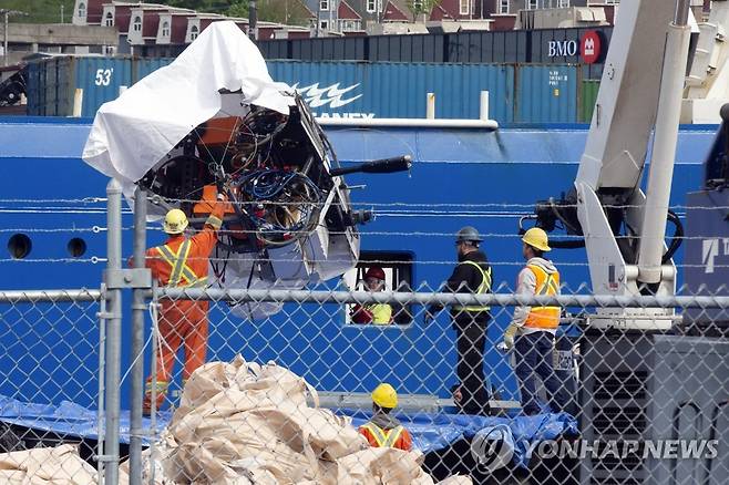 타이탄 잔해 인양 중 [AP 연합뉴스]
