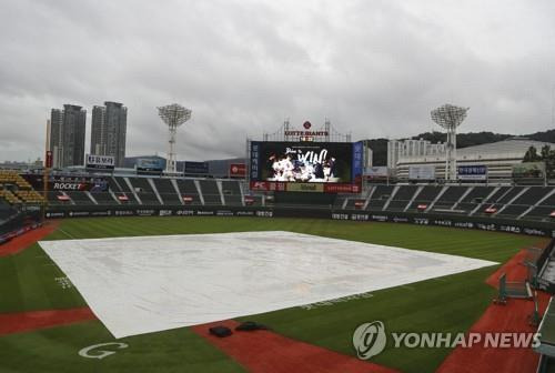 비 내리는 부산 사직구장 [연합뉴스 자료사진]