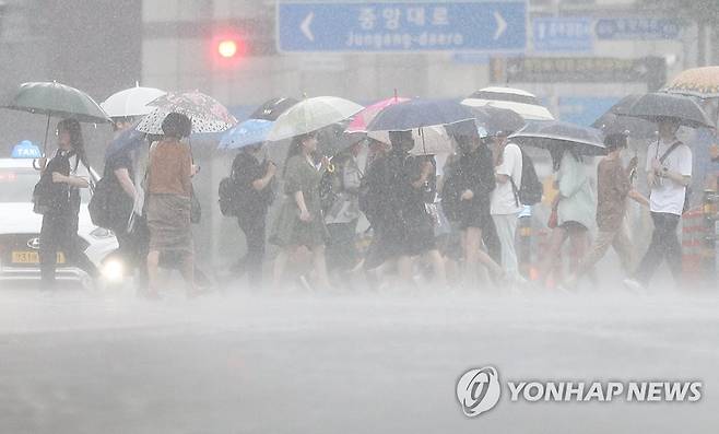 장맛비 내리는 소서 (대구=연합뉴스) 윤관식 기자 = 절기상 소서인 7일 오후 대구 중구 동성로에서 시민들이 장맛비 속에서 우산을 쓰고 이동하고 있다. 2023.7.7 psik@yna.co.kr