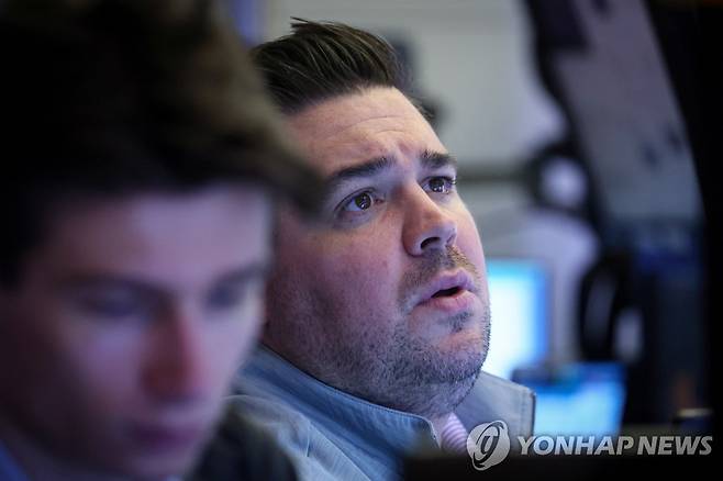 NYSE 입회장에서 일하는 트레이더들의 모습 [연합뉴스 자료사진]