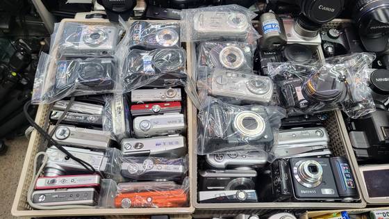 서울 종로구 세운상가 매장 안에 진열된 빈티지 디카들. 〈사진=이지현 기자〉