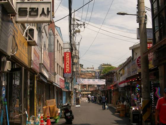 2005년 출시된 디지털 카메라로 찍은 서울 종로구 한 골목. 〈사진=이지현 기자〉