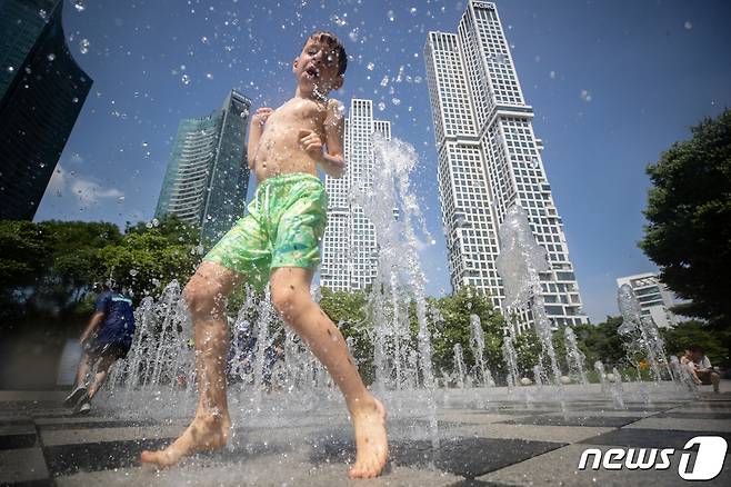 무더운 날씨를 보인 7일 오후 서울 성동구 서울숲 바닥분수를 찾은 어린이들이 더위를 식히고 있다. 2023.7.7/뉴스1 ⓒ News1 이재명 기자