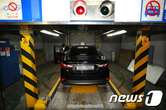 서울 서초구에 위치한 한 빌딩에서 고객이 기계식 주차장을 이용하고 있다. 2017.8.22/뉴스1 ⓒ News1 황기선 기자