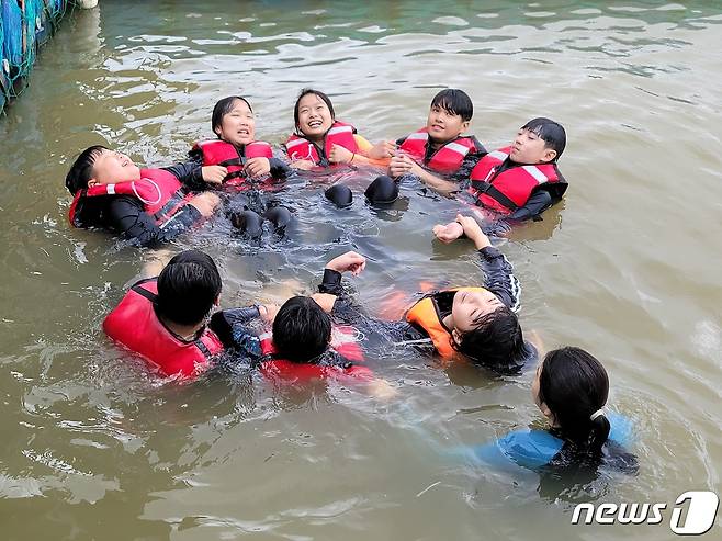 장성 삼서초등학교(교장 최덕주)- 5~6학년 학생들이 최근 영광 불갑저수지에서 생존수영, 수상스키, 수상 놀이기구 체험 등 다양한 수상스포츠를 즐겼다. 사진은 생존수영을 배우고 있는 학생들(전남교육청 제공)/뉴스1