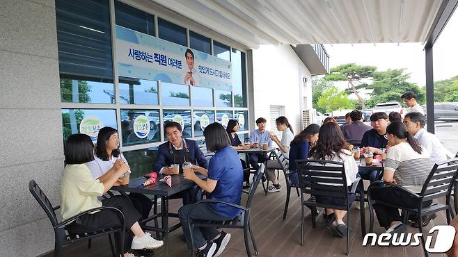 최재형 보은군수가 점심시간을 이용해 직원들과 대화하고 있다. (보은군 제공) /뉴스1