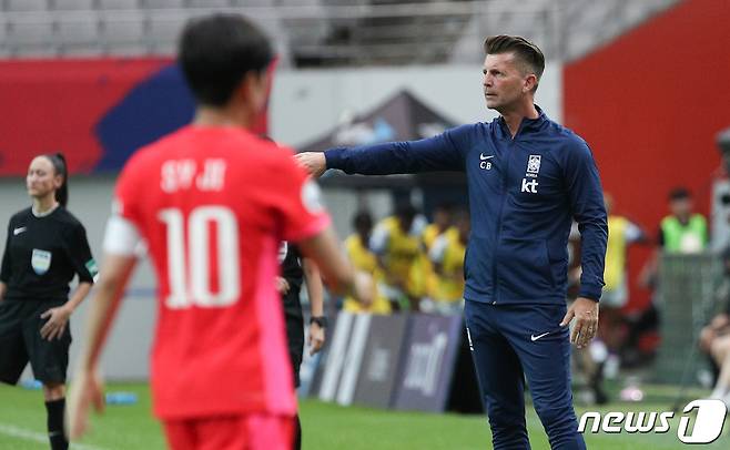 콜린 벨 여자 축구 국가대표팀 감독이 8일 서울 마포구 상암동 서울월드컵경기장에서 열린 대한민국 여자축구 대표팀과 아이티의 평가전에서 작전 지시를 하고 있다. 2023.7.8/뉴스1 ⓒ News1 허경 기자