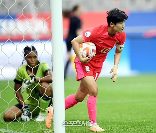 지소연이 8일 서울월드컵경기장에서 열린 아이티와 여자축구 국가대표 평가전에서 후반전 PK골을 넣은 후 볼을 들고 하프라인으로 이동하고 있다. 2023. 7. 8.상암 | 최승섭기자 thunder@sportsseoul.com