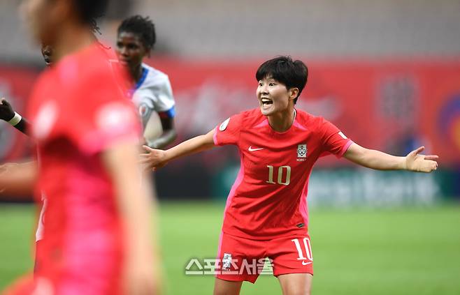 지소연이 8일 서울월드컵경기장에서 열린 아이티와 여자축구 국가대표 평가전에서 동료에 작전지시를 하고 있다. 2023. 7. 8.상암 | 최승섭기자 thunder@sportsseoul.com