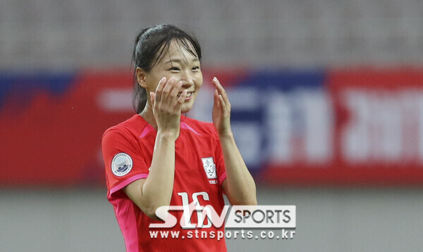 8일 서울 마포구 상암동 서울월드컵경기장에서 열린 대한민국 여자축구대표팀과 아이티의 평가전에서 대한민국 장슬기가 골을 넣을 후 기뻐하고 있다. 사진┃뉴시스