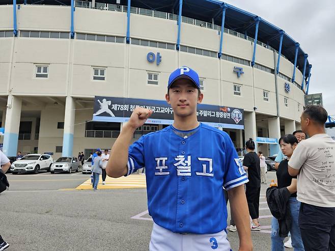 포항제철고 임현준이 8일 제78회 청룡기 전국고교야구선수권대회 겸 주말리그 왕중왕전(조선일보·스포츠조선·대한야구소프트볼협회 공동 주최) 1회전 경기가 열린 서울 목동야구장에서 포즈를 취했다. 임현준은 부경고를 상대로 선발 등판해 5이닝 무실점으로 팀의 10대0 콜드게임 승리를 이끌었다. /김영준 기자