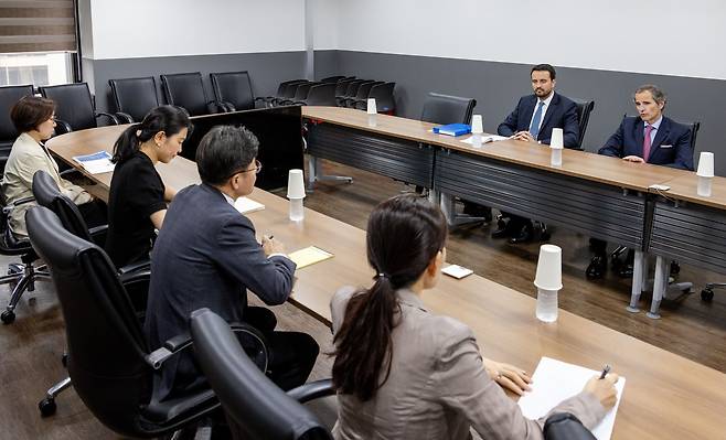 유국희 원자력안전위원장과 라파엘 그로시 국제원자력기구(IAEA) 사무총장이 8일 서울 종로구 정부서울청사에서 면담하고 있다. /뉴스1