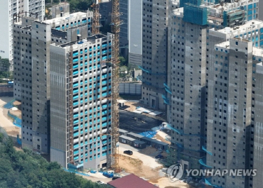 6일 촬영한 GS건설의 검단신도시 아파트 건설현장. 지난 4월 사고가 발생한 구역(가운데)이 가려져 있다. 사진 연합뉴스