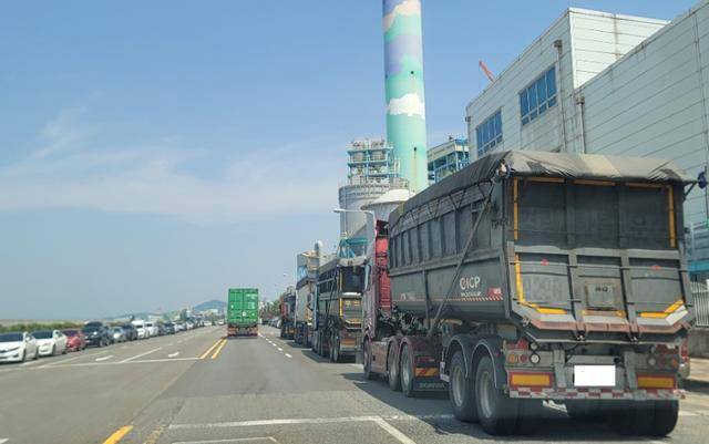 지난달 2일 전북 군산시 한 발전사 앞에 목재펠릿을 가득 실은 대형 트럭이 정차돼 있다. 군산=김형준 기자