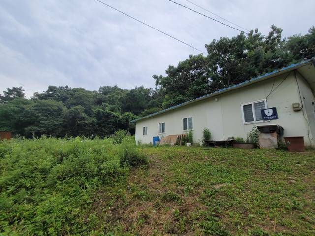 김건희 여사 일가가 보유한 것으로 알려진 경기 양평군 강상면 병산리 일대 부지에 창고가 세워져 있는 모습. 양평=김재현 기자