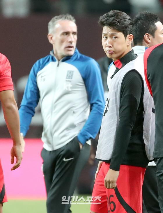 파울루 벤투 감독이 이끄는 한국 축구대표팀이 27일 오후 서울월드컵경기장에서 카메룬과 평가전을 펼쳤다. 대표팀이 전반 손흥민의 헤딩골로 1-0으로 승리했다. 경기종료후 이강인이 벤투감독과 스치고있다. 서울월드컵경기장=정시종 기자 capa@edaily.co.kr /2022.09.27.