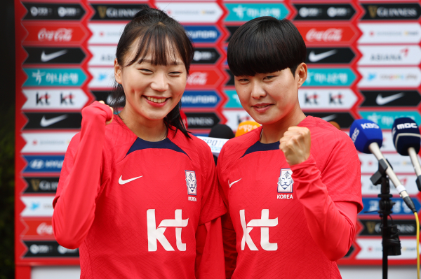 <yonhap photo-1272=""> 지소연·장슬기 '파이팅' (파주=연합뉴스) 서대연 기자 = 2023 국제축구연맹(FIFA) 호주·뉴질랜드 여자 월드컵을 앞둔 여자 축구 대표팀 지소연(오른쪽), 장슬기가 3일 오전 경기도 파주 축구대표팀 트레이닝센터(NFC)에서 팀 훈련에 앞서 취재진과 인터뷰하며 포즈를 취하고 있다. 2023.7.3 dwise@yna.co.kr/2023-07-03 10:27:33/ <저작권자 ⓒ 1980-2023 ㈜연합뉴스. 무단 전재 재배포 금지.></yonhap>