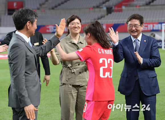 8일 오후 서울월드컵경기장에서 대한민국 여자 축구대표팀의 월드컵 출정식이 펼쳐졌다. 장미란 문화체육관광부 2차관, 박보균 문화체육관광부 장관이 참석하고 있다. [사진=정소희 기자]