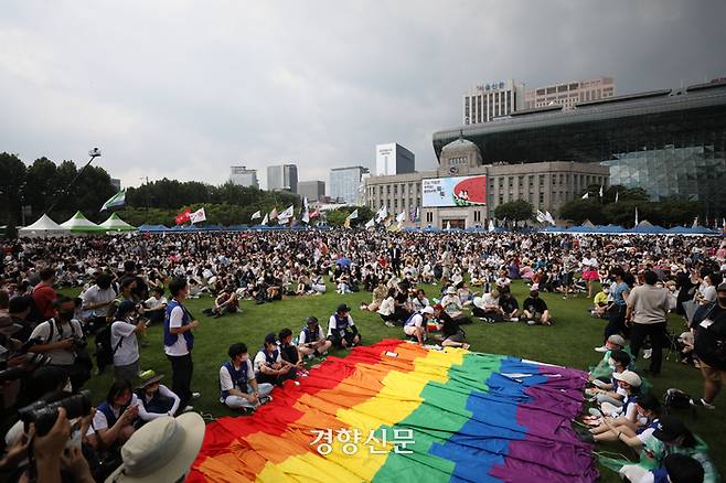 지난해 7월 서울광장에서 열린 ‘서울퀴어문화축제’에서 시민들이 잔디밭에 무지개 깃발을 펼쳐놓은 채 행사를 즐기고 있다.  한수빈 기자