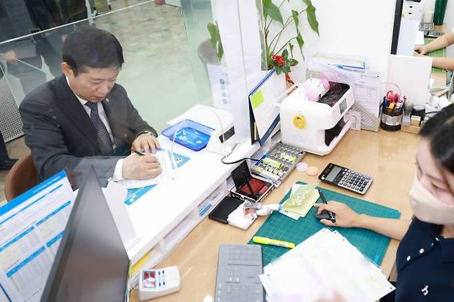 김주현 금융위원장이 7일 오전 서울 사직동 새마을금고 본점에 방문해 예금하고 있다.&nbsp; &nbsp;금융위원회