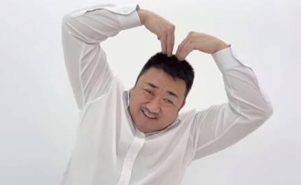 8일 배우 마동석은 자신의 채널에 “범죄도시3가 1043만 관객을 넘어서 범죄도시 세 편의 누적 관객수가 3천만이 넘었다고 합니다. 감사드립니다”라는 글과 함께 영상을 게재했다.