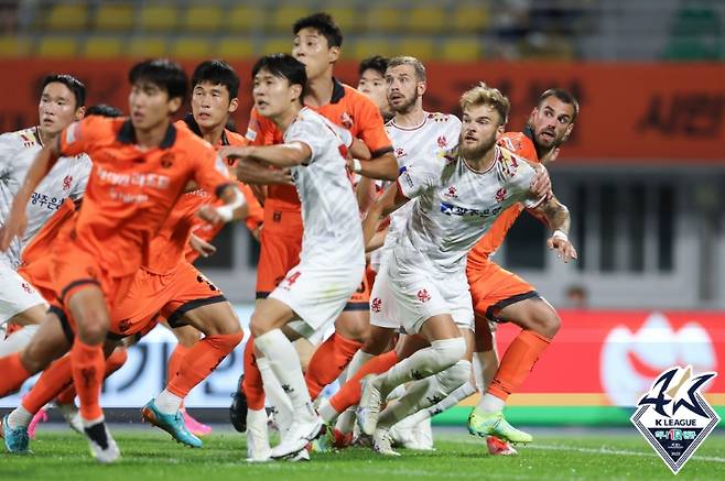 강원FC와 광주FC 경기 모습. 한국프로축구연맹