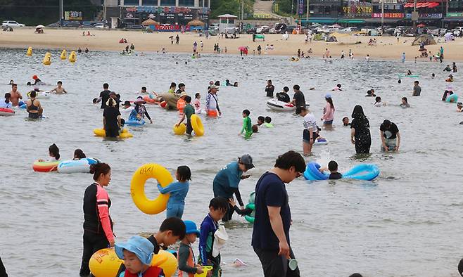 인천시 중구 용유도 을왕리해수욕장에서 어린이들이 물놀이를 하며 더위를 식히고 있다. 인천=연합뉴스