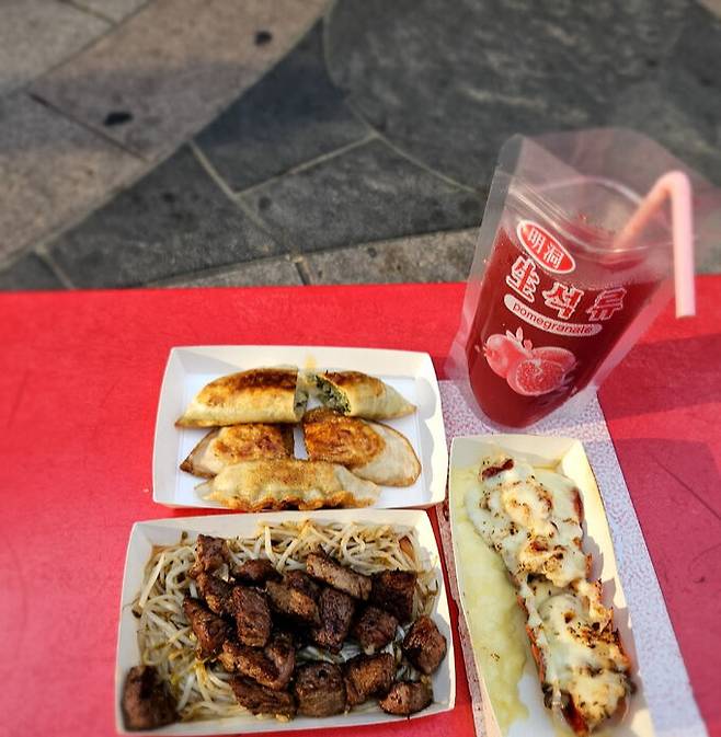 명동야시장에서 5만원을 주고 산 음식들입니다. 랍스터구이가 2만원, 스테이크가 1만5000원, 만두가 5000원입니다. 여기에 석류주스 7000원을 더해 총 가격은 4만7000원입니다. 5만원을 채우고 싶었지만 3000원어치 음식을 찾기 어려웠습니다. 이희진 기자