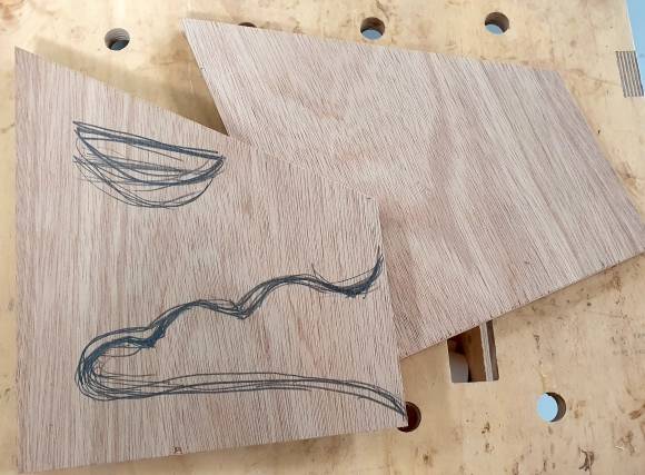 늑대 머리 모양의 노트북 거치대 옆면. 목재에 그림을 그리고 이대로 따낸다.