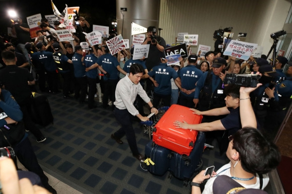 ‘사람 대신 짐만’ - 라파엘 그로시 국제원자력기구(IAEA) 사무총장의 입국한 8일 김포공항 국제선 입국장 인근에서 관계자들의 짐이 옮겨지고 있다. 2023.7.8 연합뉴스