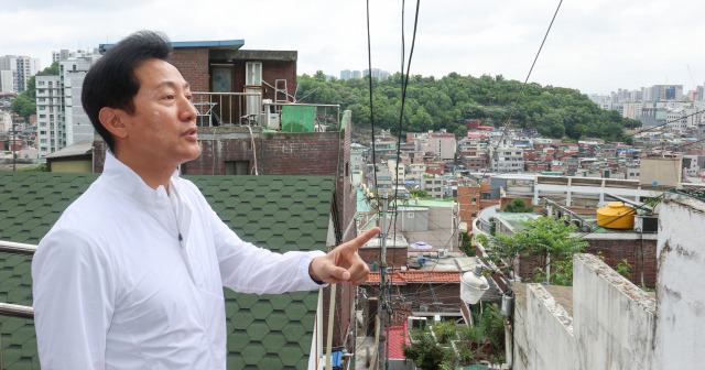 오세훈 서울시장이 5일 신속통합기획안이 확정된 종로구 창신·숭인동 일대를 둘러보고 있다. 연합뉴스