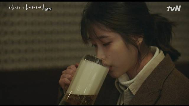 드라마 '나의 아저씨'에서 배우 이선균이 상대역인 배우 이지은에게 따라준 맥주. 일명 '이선균 맥주'로 불린다. /사진 출처=tvN 캡처