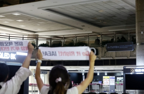 시민단체 항의 받는 라파엘 그로시 IAEA 사무총장. 라파엘 그로시 국제원자력기구(IAEA) 사무총장이 7일 저녁 서울 강서구 김포공항 국제선에 도착, 시민단체의 항의를 피해 다른 곳으로 이동하고 있다./연합뉴스