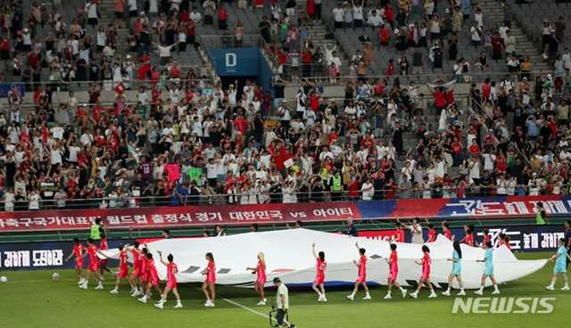 출정식을 통해 축구팬들에게 인사하는 여자축구 대표팀. /사진=뉴시스 제공