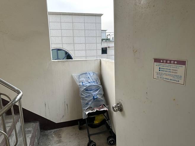 방화문 주변 '물건 적재 금지' 경고문  경고문이 있지만 옆에 큰 유아차가 세워져 있다. [촬영 조서연]