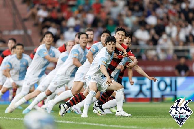 울산과 포항의 8일 경기 모습.  [한국프로축구연맹 제공. 재판매 및 DB 금지]