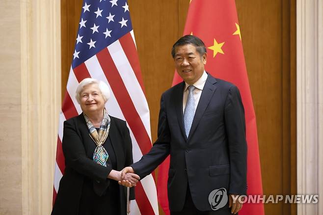 악수하는 옐런 미국 재무장관과 허리펑 중국 부총리 [AP=연합뉴스]