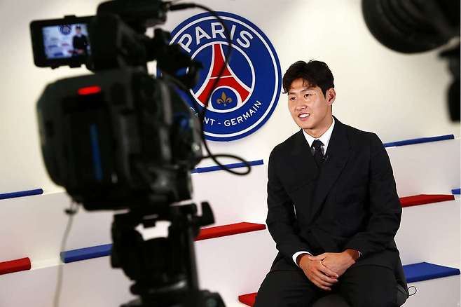 PSG에 입단한 이강인(PSG 홈페이지 캡처)