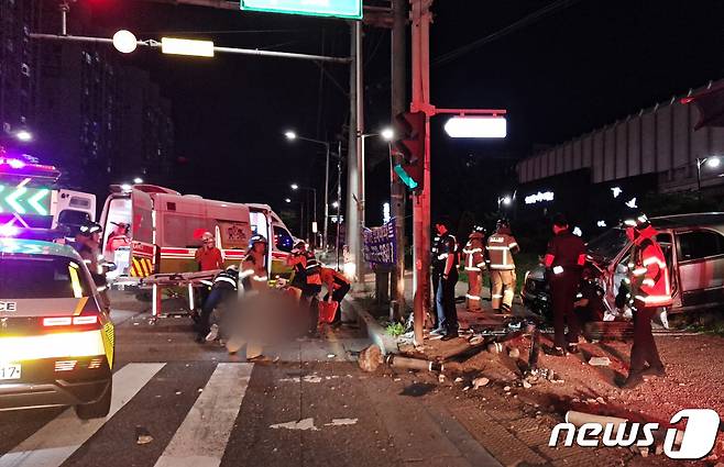 지난 7일 오후 9시 15분쯤 인천시 남동구 소래포구 사거리 인근 도로에서 40대 남성 A씨가 몰던 SUV차량이 인도를 걷고 있던 B씨(40대)를 치었다. 소방과 경찰관들이 사고 수습을 하고 있다. (인천소방본부 제공)2023.7.8/뉴스1 ⓒ News1 정진욱 기자