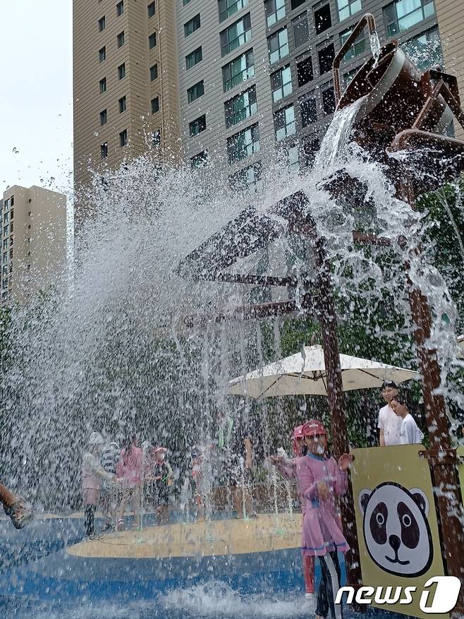 9일 오전 광주광역시 동구 계림동의 I아파트 단지 내 어린이물놀이장에서 시원한 워터폭탄이 쏟아지고 있다.2023.7.9/뉴스1 ⓒ News1 박영래 기자