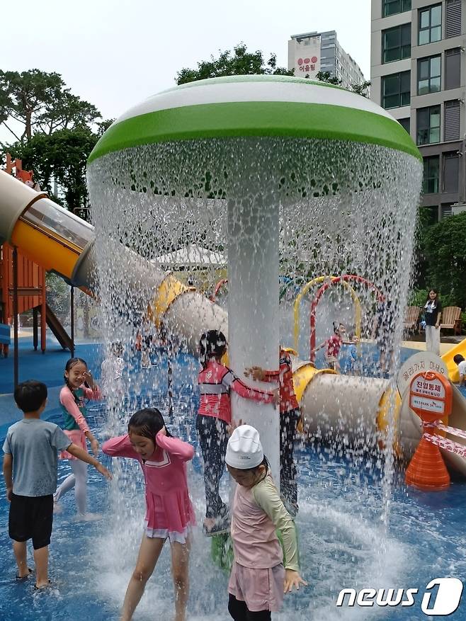 9일 오전 광주광역시 동구 계림동의 I아파트 단지 내 어린이물놀이장에서 워터샤워를 즐기고 있다.2023.7.9/뉴스1 ⓒ News1 박영래 기자