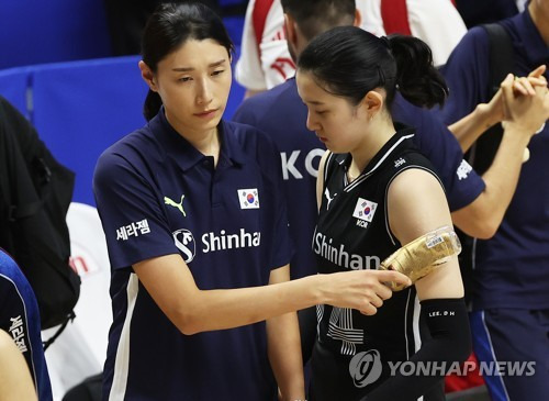 패배 후 아쉬워하는 한국 여자 배구대표팀 김연경 어드바이저(왼쪽). ⓒ연합뉴스