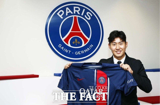 '슛돌이' 이강인이 9일 한국선수로는 처음 세계적 명문 클럽 파리 생제르맹(PSG)에 공식 입단한 뒤 팀 유니폼을 들어보이고 있다./파리 생제르맹