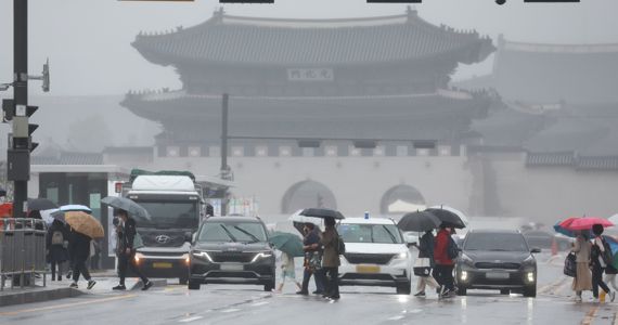 서울 광화문에서 우산을 쓴 시민들이 발걸음을 재촉하고 있다. /사진=김범석 기자 fnDB