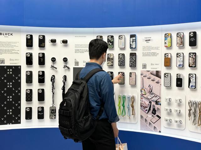 지난달 15일 서울 여의도 더현대서울 케이스티파이 매장에서 한 남성이 국립중앙박물관·케이스티파이 컬래버 휴대폰 케이스를 살펴보고 있다. 양윤선 인턴기자