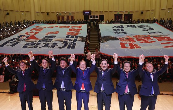 지난 4월 17일 대구 북구 엑스코에서 열린 '대구경북신공항 특별법 국회 통과 기념' 대구시 전 직원 조회에서 신공항 응원 현수막 펼침 행사가 열리고 있다. 조회에는 홍준표 대구시장과 국민의힘 주호영, 강대식, 김용판 의원 등이 참석했다. 연합뉴스